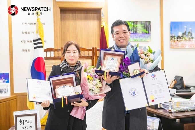 화성시의회 이계철 의원이 2023 대한민국사회발전대상 수상 동일분야 수상자인 김경희 의장과 기념촬영을 하고 있다.