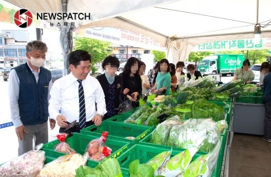 이마트 앞 제천로컬푸드 직거래장터 “줄서세요”