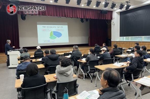 김포시농업기술센터가 11월 16일 농업기술센터 대회의실에서 농업인 30여명이 참석한 가운데 ‘채소 양액재배 기초 교육’을 실시했다