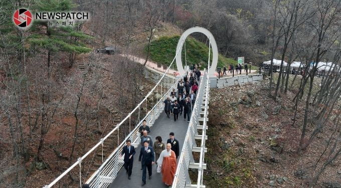 가평군은 지난해11월 명지산 군립공원 내 하늘 구름다리를 개통했다