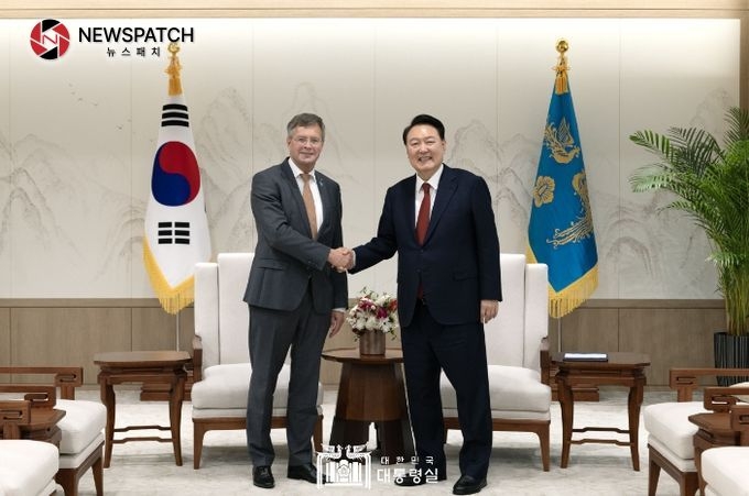 9월 9일 윤석열 대통령은 한국을 방문 중인 「얀 페이터 발케넨데(Jan Peter Balkenende)」 前 네덜란드 총리를 접견하고, 한-네덜란드 양국 관계, 기후 및 환경 위기 대응 협력과 국제 정세 등에 대한 의견을 교환했다.