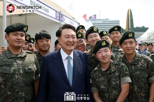 9월 10일 윤석열 대통령은 전쟁기념관에서 열린 제대군인 취‧창업박람회에 깜짝 방문해 행사장을 찾아온 참가자들과 채용을 준비 중인 기업 관계자들을 만났다.