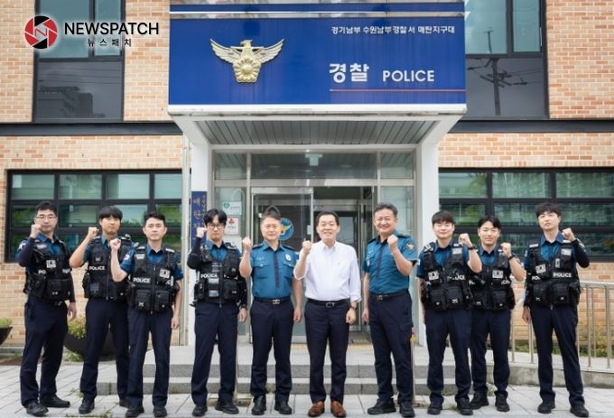 이재준 시장이 수원남부경찰서 매탄지구대 경찰들과 함께하고 있다.