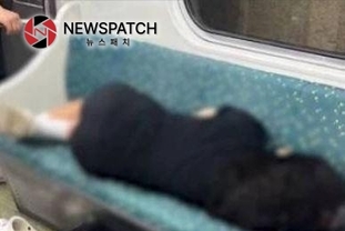 “지하철 20대 민폐녀” 대낮부터 지하철 4칸 차지하고 잠들어