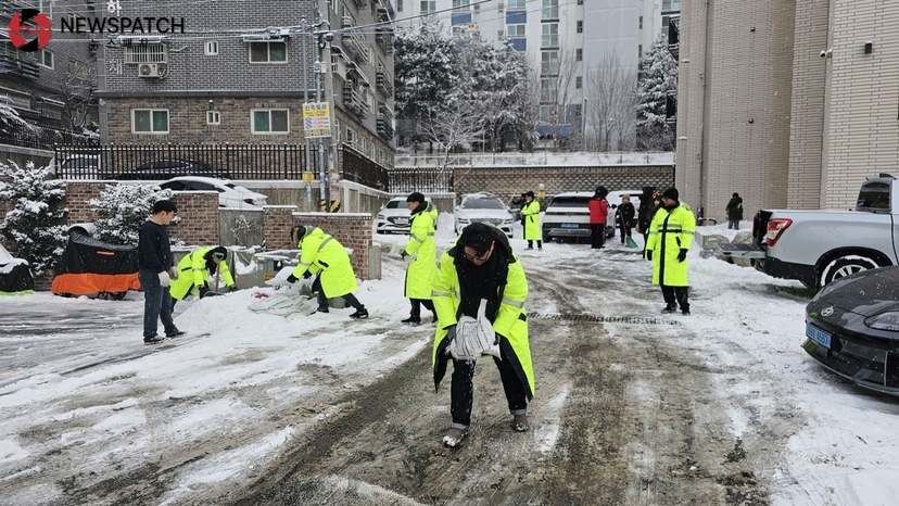 ▲기습강설에 따른 제설 작업 총력 대응/사진제공=고양시