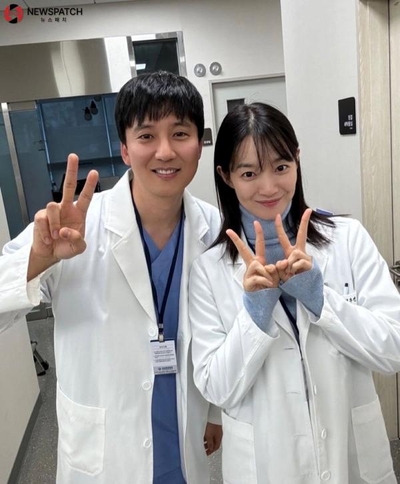 신민아, 김남길과 '악연'서 의사 가운 입고 브이