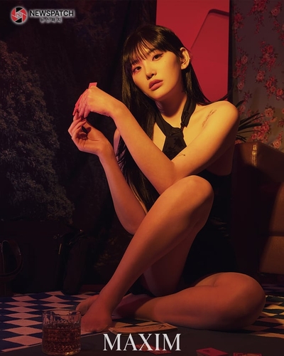 섹시한 타짜 미스맥심 그린X첼설아, 쇄골과 다리 라인 강조한 화보 공개